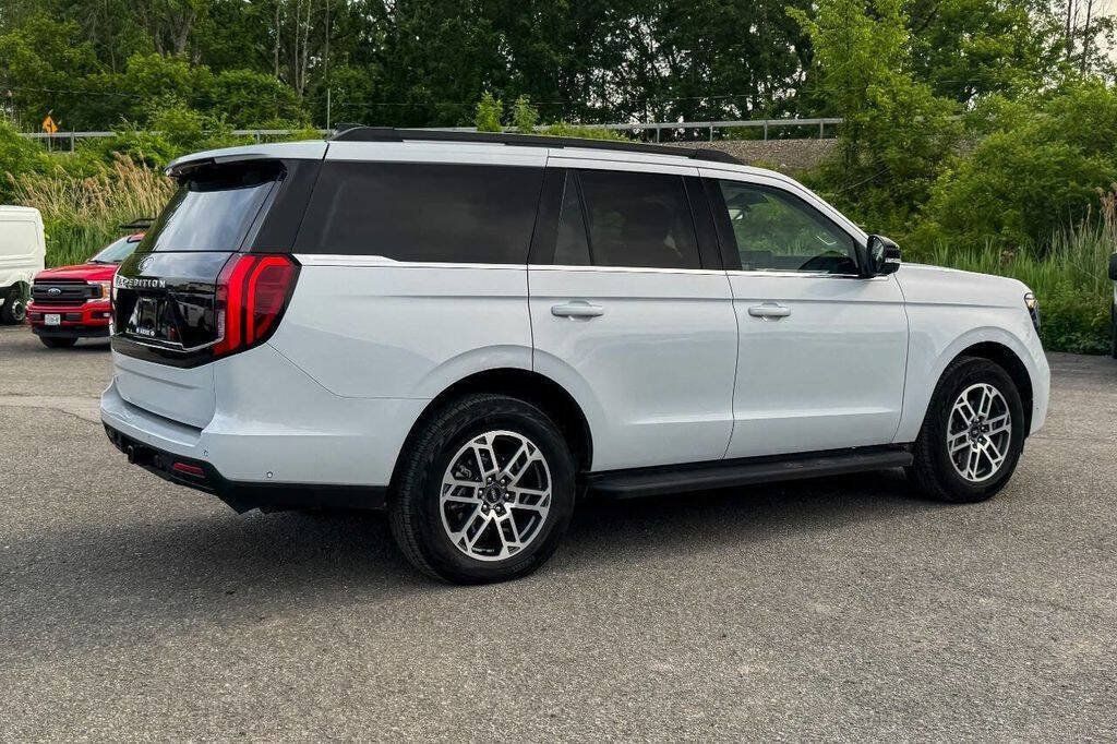 Used 2025 Ford Expedition Active AWD/4WD image 3