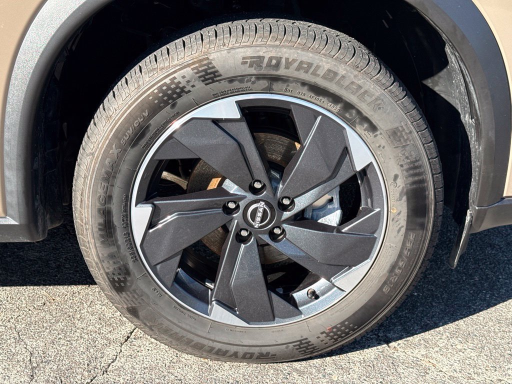 Used 2025 Nissan Rogue SV AWD/4WD image 10