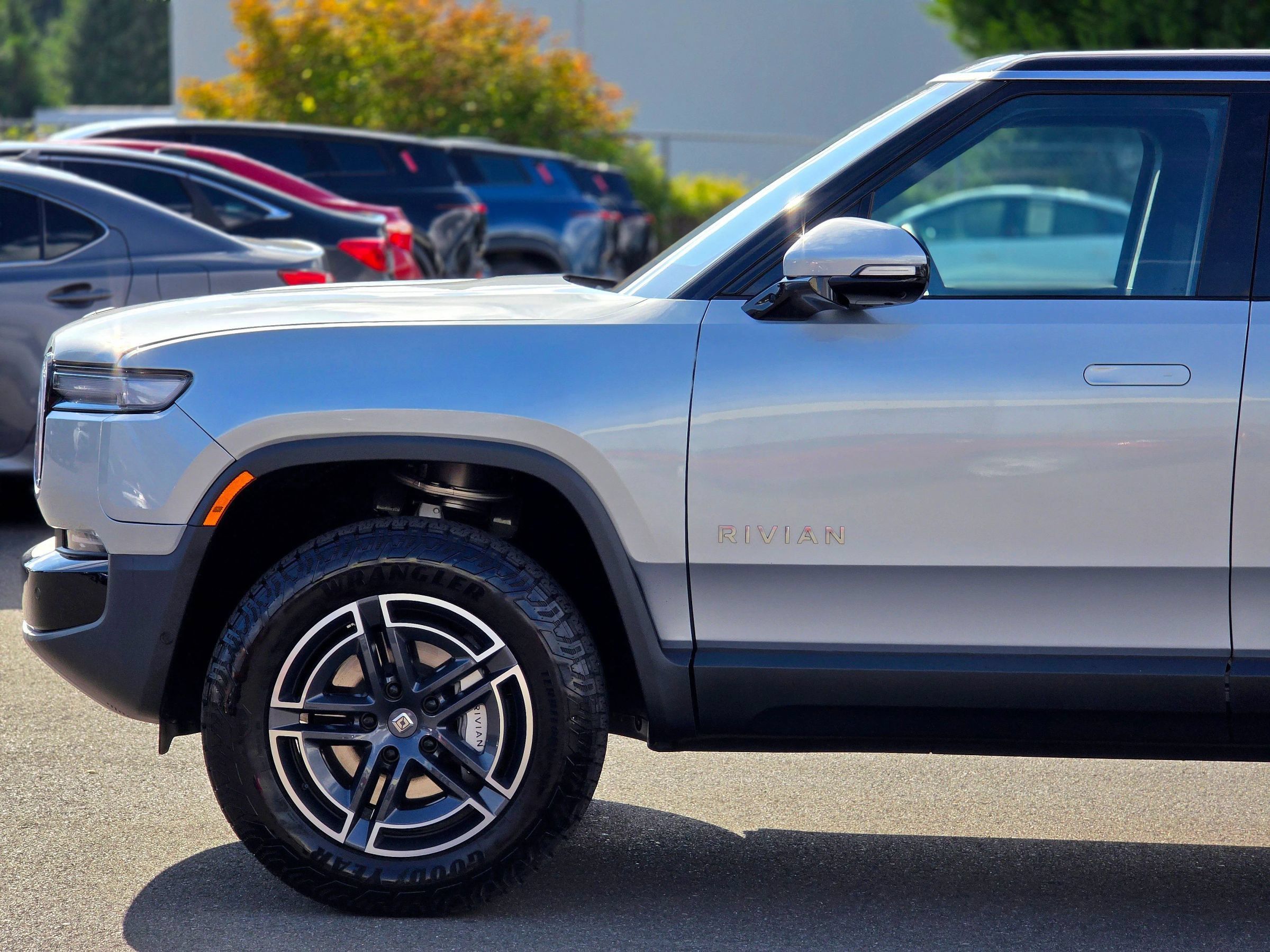 Used 2025 Rivian R1S Adventure Dual AWD/4WD image 6