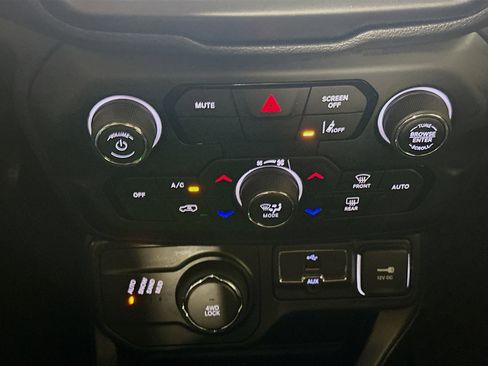 Used 2022 Jeep Renegade Latitude w/ Convenience Group image 24