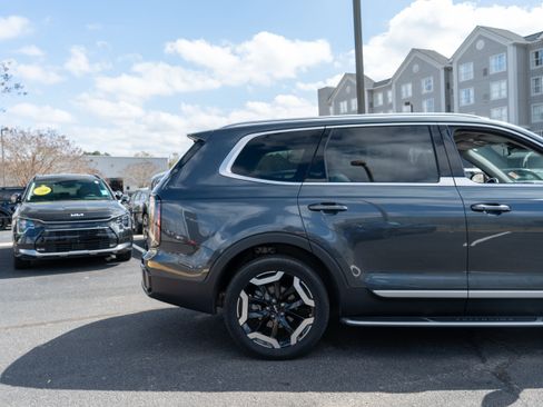 Used 2023 Kia Telluride EX w/ EX Captain's Chair Package image 9