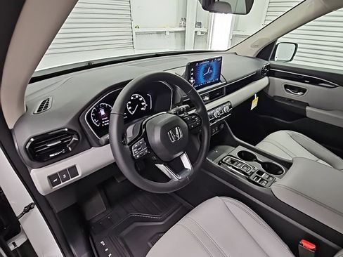 New 2025 Honda Pilot Touring image 11