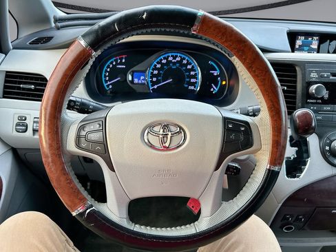 Used 2013 Toyota Sienna XLE FWD image 15