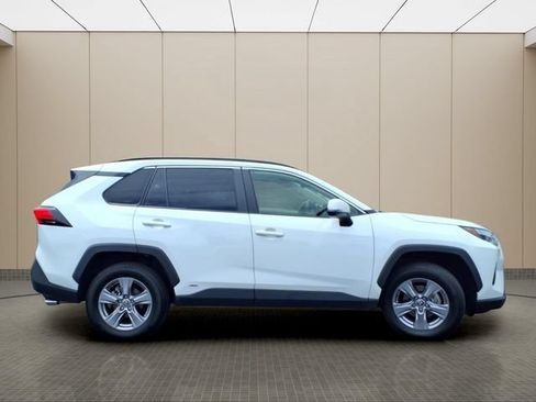 Used 2022 Toyota RAV4 XLE AWD/4WD image 5