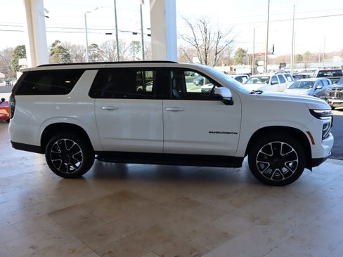 Certified 2025 Chevrolet Suburban RST w/ Comfort Package image 11