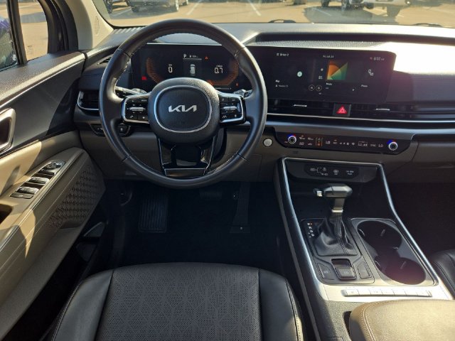 Used 2025 Kia Carnival FWD image 27