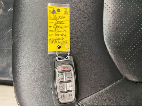 Used 2024 Chrysler Pacifica Touring-L FWD image 41