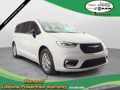 Used 2025 Chrysler Pacifica Select