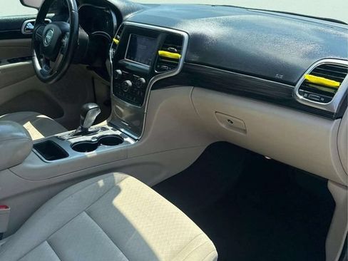 Used 2019 Jeep Grand Cherokee Laredo RWD image 8