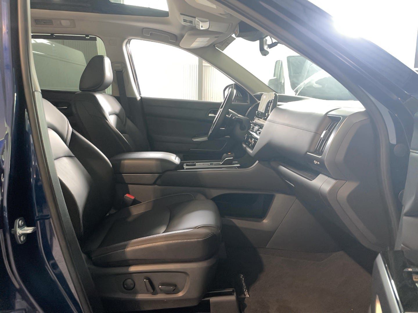 Used 2025 Nissan Pathfinder SL w/ SL Premium Package AWD/4WD image 22
