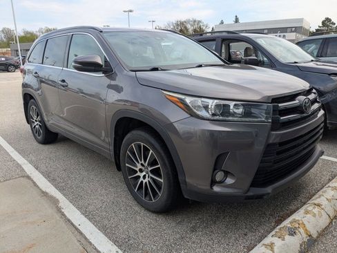 Used 2017 Toyota Highlander SE w/ Carpet Mat Package image 3