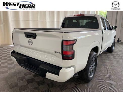 Used 2025 Nissan Frontier SV image 11