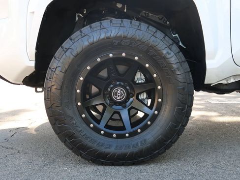 Used 2025 Toyota Tacoma SR5 AWD/4WD image 12