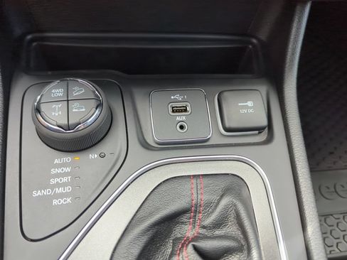 Used 2022 Jeep Cherokee Trailhawk AWD/4WD image 21