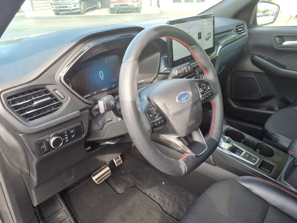 Used 2024 Ford Escape ST-Line w/ Tech Pack #1 AWD/4WD image 17
