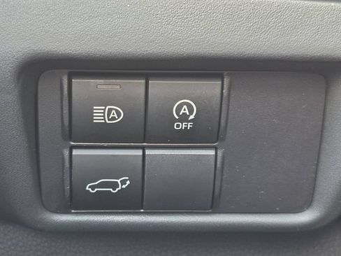 Used 2025 Toyota Highlander LE FWD image 24