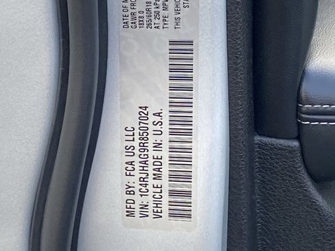 Used 2024 Jeep Grand Cherokee Altitude image 9