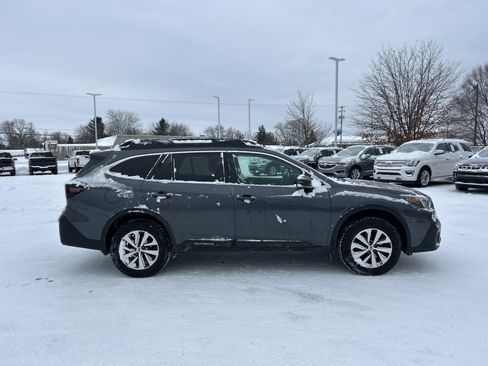 Used 2021 Subaru Outback Premium image 3