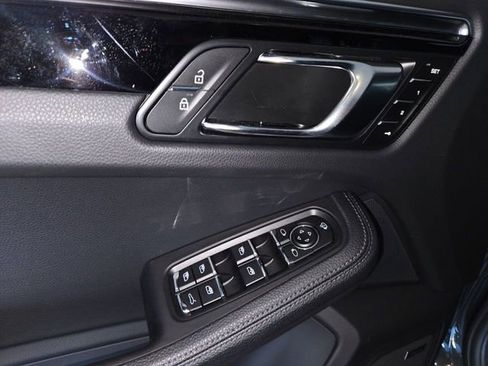 Used 2025 Porsche Macan image 13