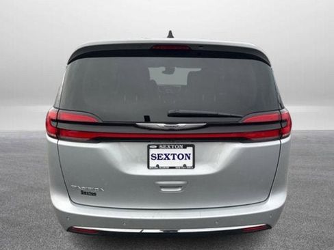 Used 2024 Chrysler Pacifica Touring-L image 9
