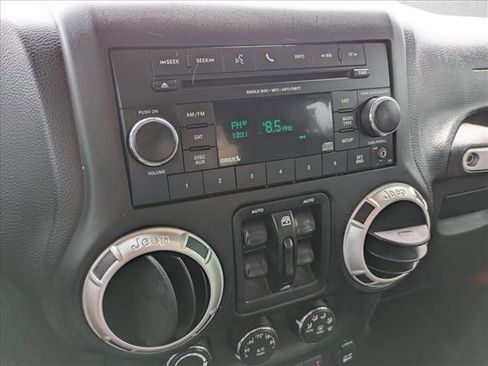 Used 2018 Jeep Wrangler Unlimited Sahara w/ Connectivity Group AWD/4WD image 13