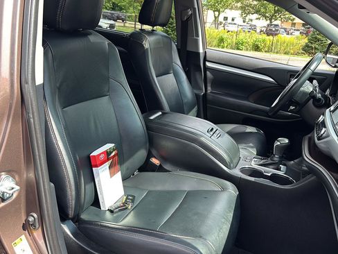 Used 2019 Toyota Highlander XLE AWD/4WD image 11