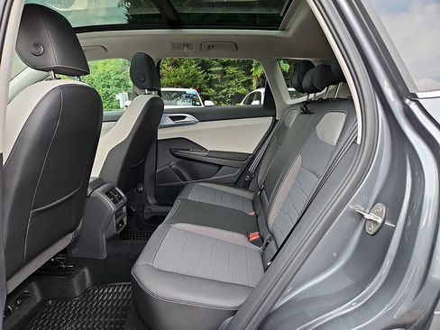 Certified 2025 Volkswagen Taos SE w/ Panoramic Sunroof Package AWD/4WD image 12