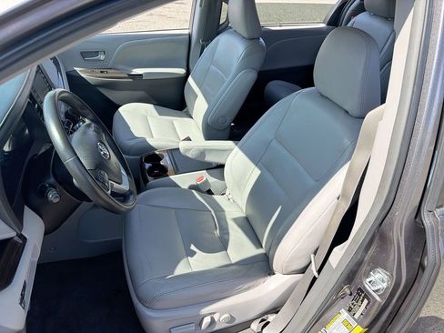 Used 2018 Toyota Sienna XLE w/ XLE Navigation Package FWD image 13