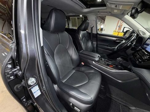 Used 2022 Toyota Highlander Limited AWD/4WD image 16