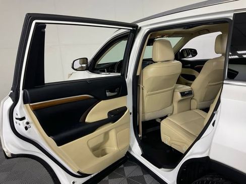 Used 2017 Toyota Highlander Limited Platinum w/ Carpet Mat Package AWD/4WD image 41