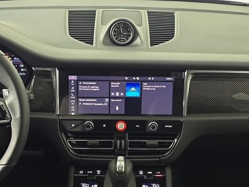 Certified 2026 Porsche Macan AWD/4WD image 19
