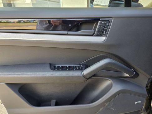 Used 2025 Porsche Cayenne image 13