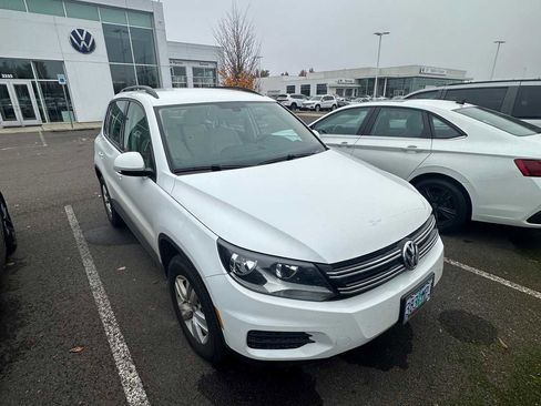 Used 2017 Volkswagen Tiguan S image 2