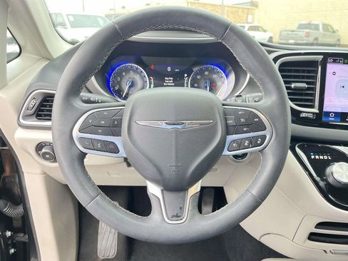 Used 2022 Chrysler Pacifica Touring-L image 16