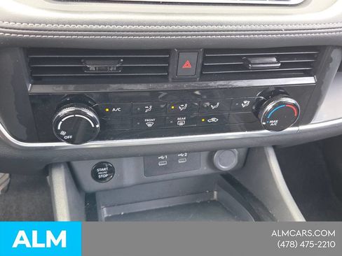 Used 2024 Nissan Rogue S FWD image 19