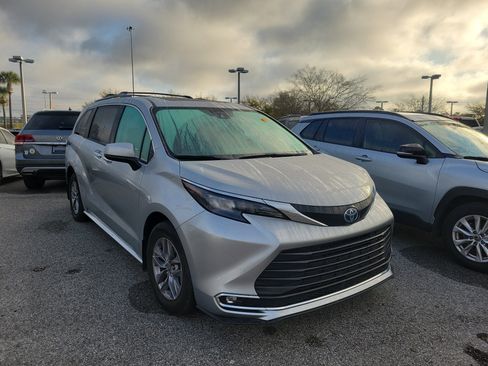 Certified 2024 Toyota Sienna XLE image 30