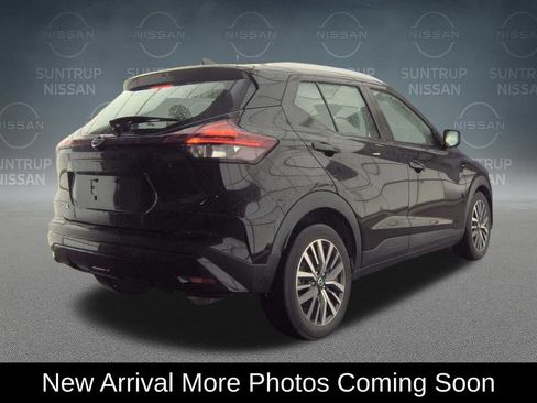 Used 2021 Nissan Kicks SV FWD image 2