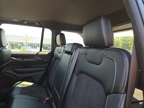 Used 2023 Jeep Grand Cherokee Altitude RWD image 22