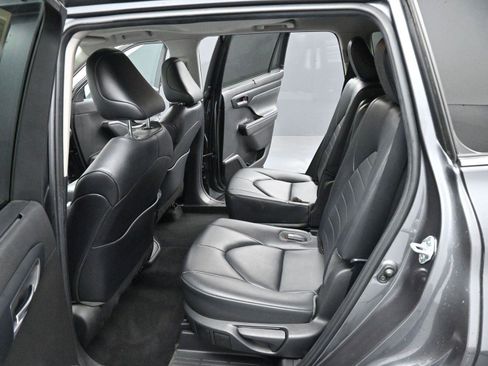 Used 2023 Toyota Highlander XLE image 28