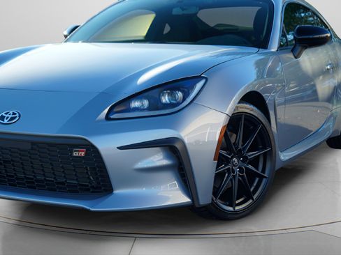 Used 2025 Toyota GR86 Premium image 2