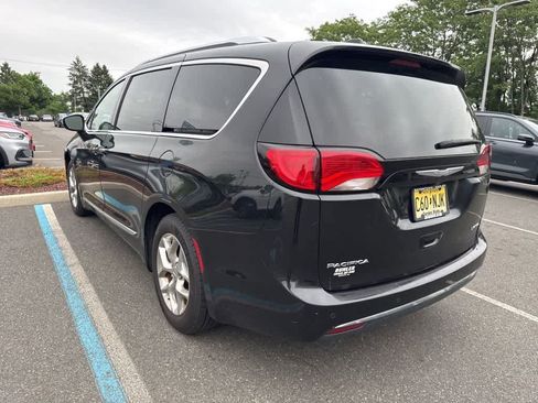 Used 2017 Chrysler Pacifica Limited FWD image 2