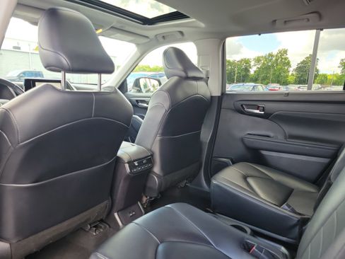 Used 2024 Toyota Highlander XLE FWD image 19