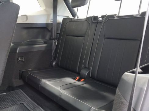 Used 2022 Volkswagen Tiguan SE w/ Panoramic Sunroof Package image 27