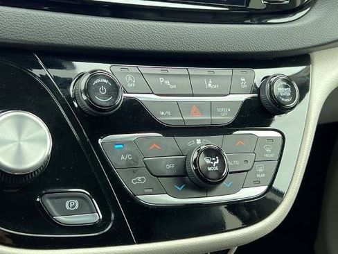 Used 2024 Chrysler Pacifica Touring-L FWD image 29