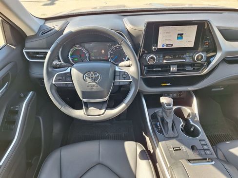 Certified 2025 Toyota Highlander XLE image 9