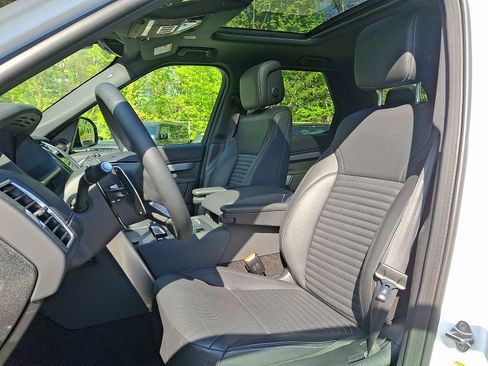 Certified 2025 Land Rover Discovery Dynamic SE AWD/4WD image 3