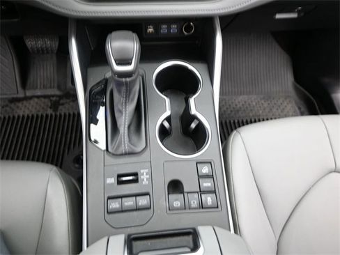 Used 2024 Toyota Highlander XLE image 10