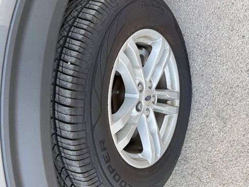 Used 2021 Ford Explorer XLT w/ Equipment Group 202A RWD image 8