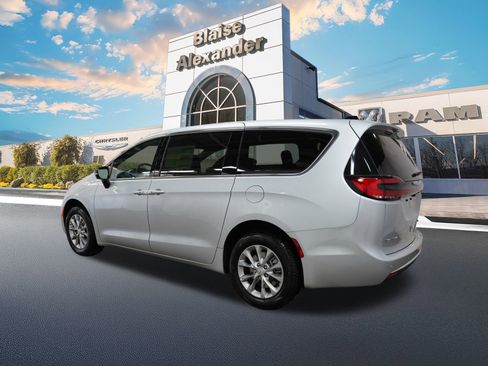 New 2026 Chrysler Pacifica Select AWD/4WD image 10