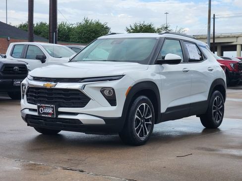 Used 2025 Chevrolet TrailBlazer LT FWD image 3
